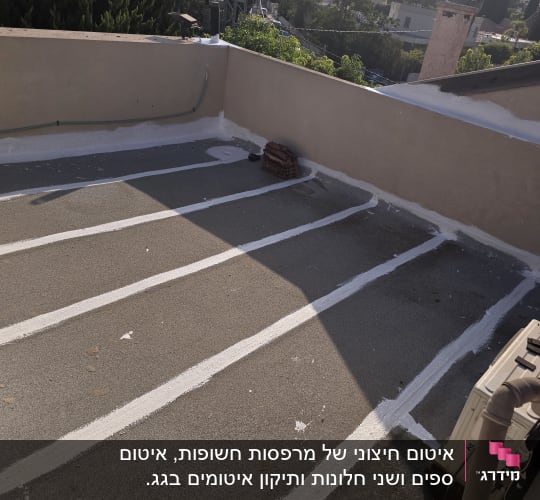 קווים לבנים של איטום על גג שטוח